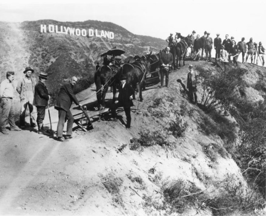 1923 год, установка знака Hollywoodland. Та самая эпоха, которая, по мнению Блэки Лоулесса, сформировала правила игры для всех рок-звезд будущего