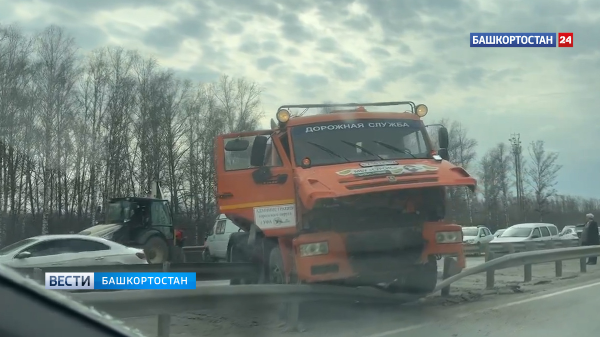   Поливомоечная машина врезалась в ограждение на выезде из Уфы