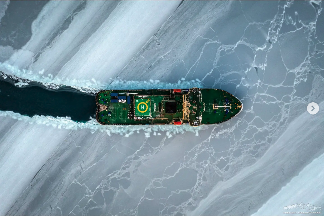 Ледокол в бухте Нагаева / Фото: Павел Кравцов