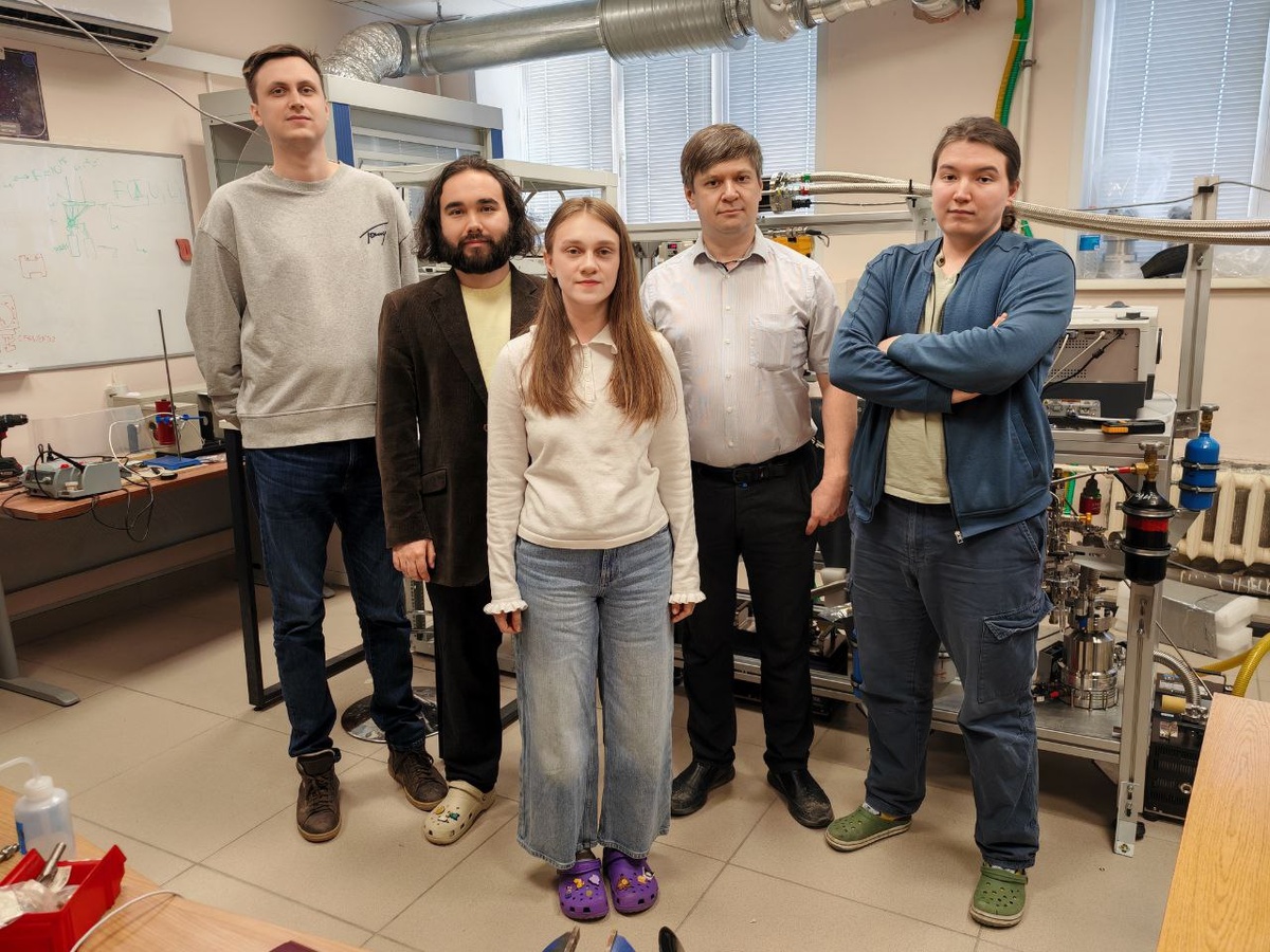 Коллектив авторов в лаборатории на фоне экспериментальной установки ISEAge. Источник: Антон Васюнин / УрФУ