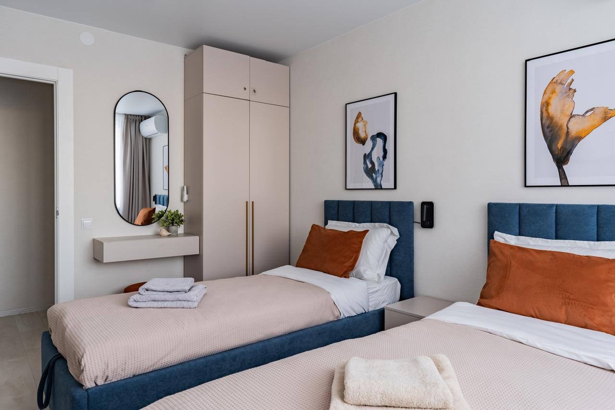 Помимо кроватей есть зоны для хранения и простые 'женские радости'