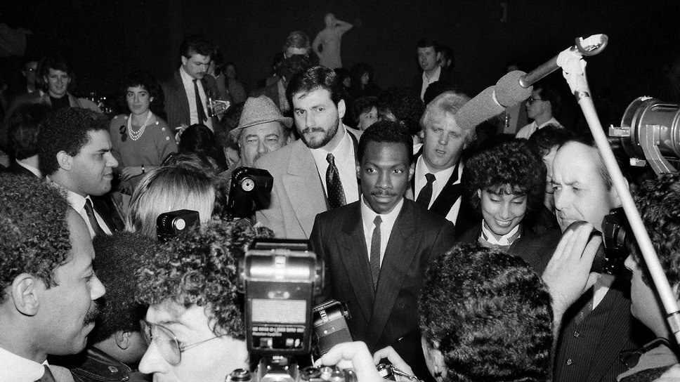 «Я совсем не считаю себя комиком. Это лишь одна из сторон моей личности. Я вижу себя просто художником. Я очень чувствительный художник, и я могу творчески выражать себя множеством разных способов» Эдди Мерфи перед премьерой «Полицейский из Беверли-Хиллз» (1984). Фильм принесет актеру оглушительную популярность. А журнал Empire включит героя, сыгранного Мерфи, в список «100 величайших персонажей всех времен». Франшиза состоит к настоящему времени из четырех частей.📷Фото: Richard Drew / AP