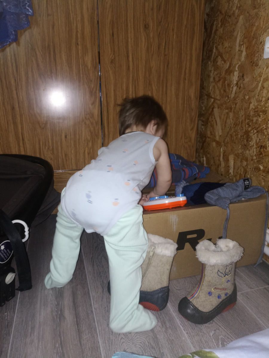 Кирилл всегда с радостью помогает мне разбирать коробки! 😂