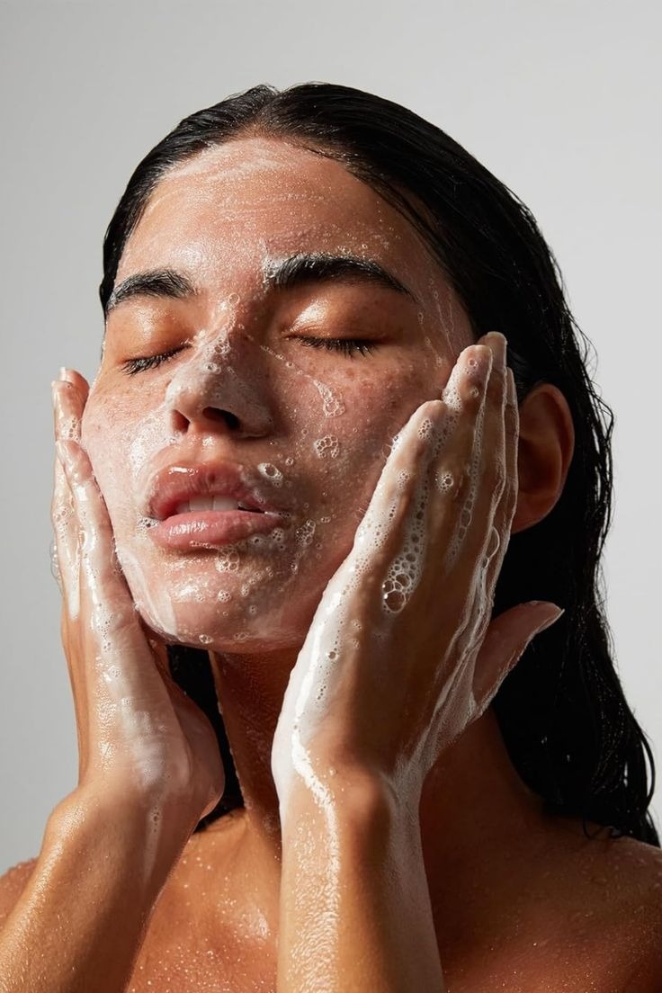 Очень распространённая привычка — стремление к ощущению идеально чистой кожи, когда после умывания она буквально «скрипит». Кажется, что это показатель хорошего очищения, но на деле это сигнал того, что защитный барьер кожи повреждён. Агрессивные гели, частое умывание и горячая вода смывают не только загрязнения, но и естественные липиды, которые защищают кожу.