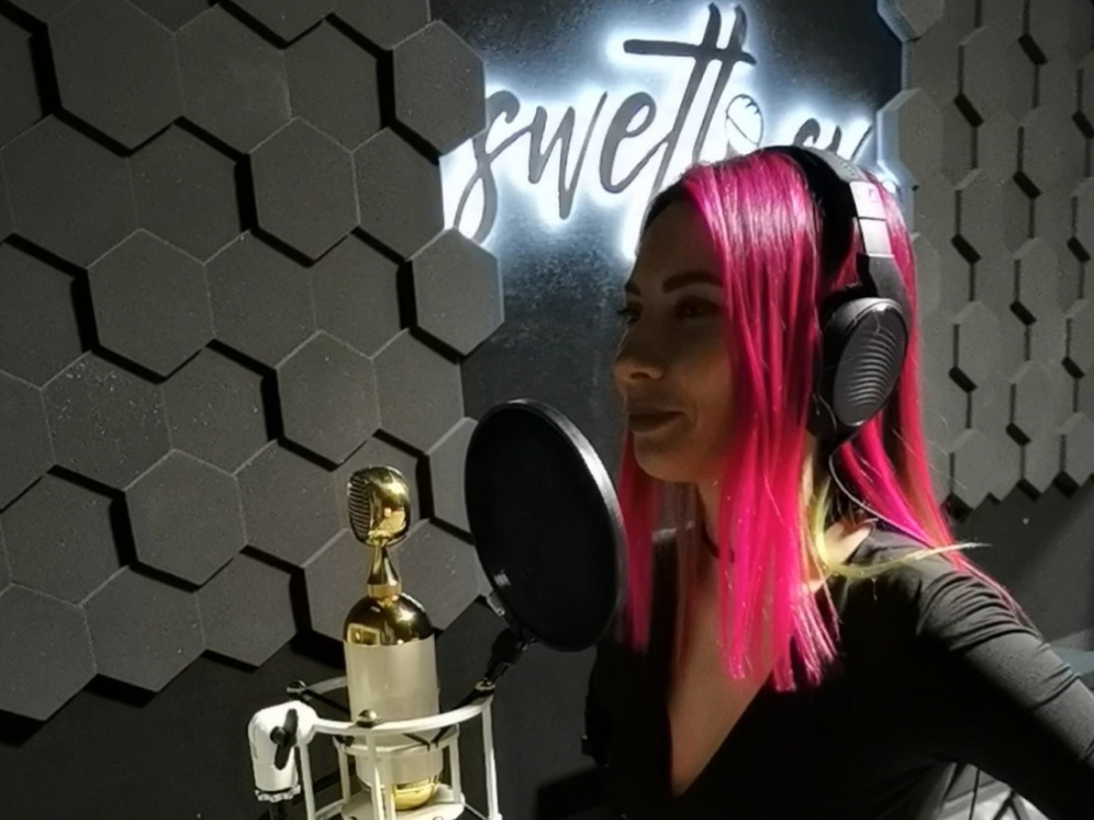 Svetochek в студии звукозаписи