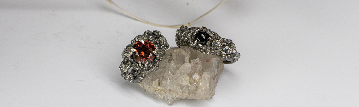 Серебряные кольца с гранатом и чёрным ониксом