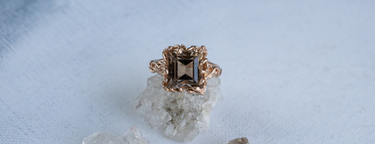 Необычное золотое кольцо с раухтопазом «Кримсон»