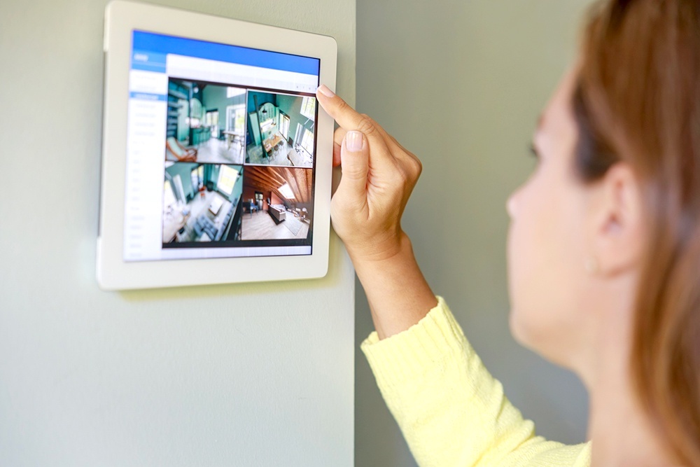    Наши дома полны умной техники, и, чтобы избежать рисков, надо быть все-таки умнее гаджетов. / eternalcreative / iStock