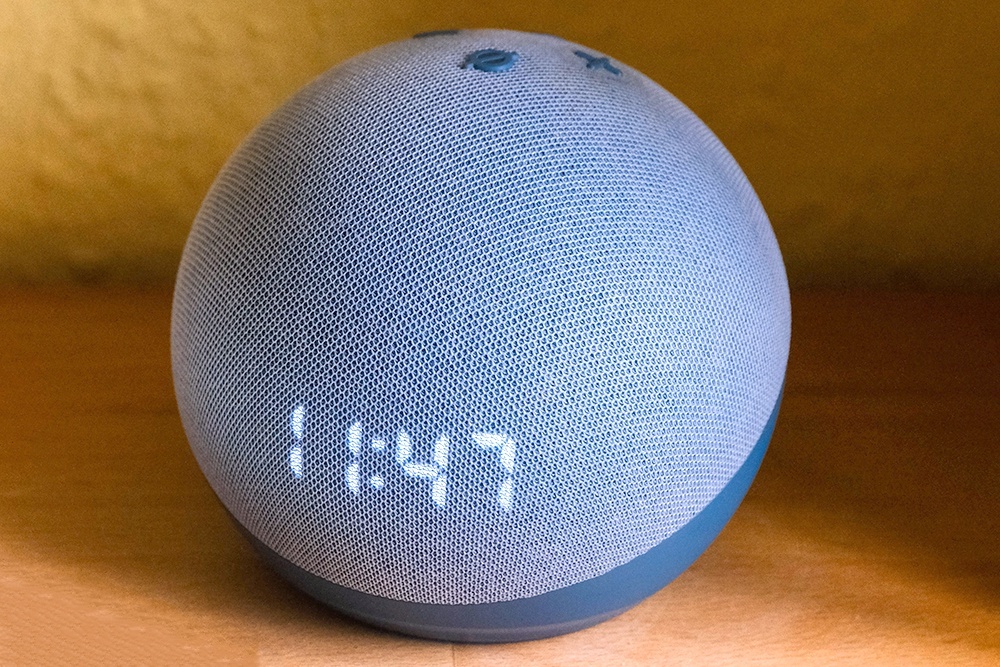    Микрофон на колонках, когда они не используются, необходимо выключить. / Фото: IMAGO / Michael Gstettenbauer / TASS