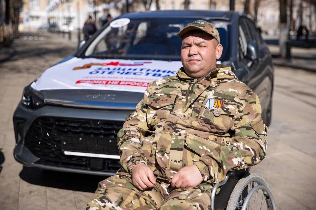Ветеранам СВО с инвалидностью вручают автомобили с ручным управлением/Фото: ТГ-канал фонда "Защитники Отечества"