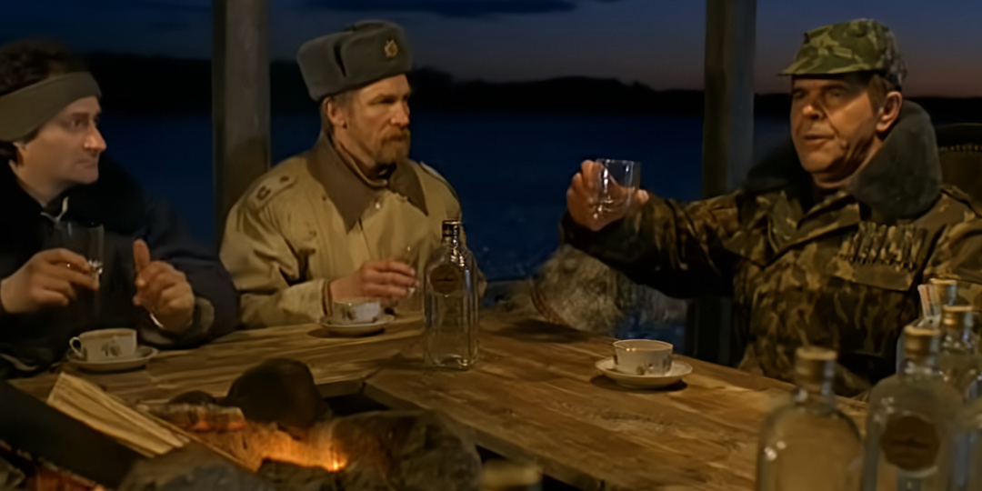 Что пили герои фильма «Особенности национальной охоты»? Детальный разбор застолья