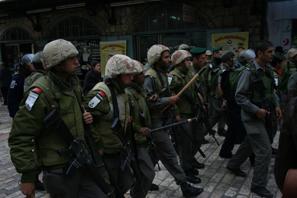 Евреи идут бить палестинцев - вон туда - см ссылку