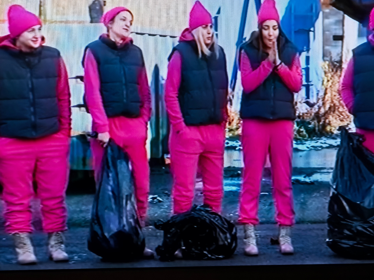 В чёрных мешках мусор и негатив.