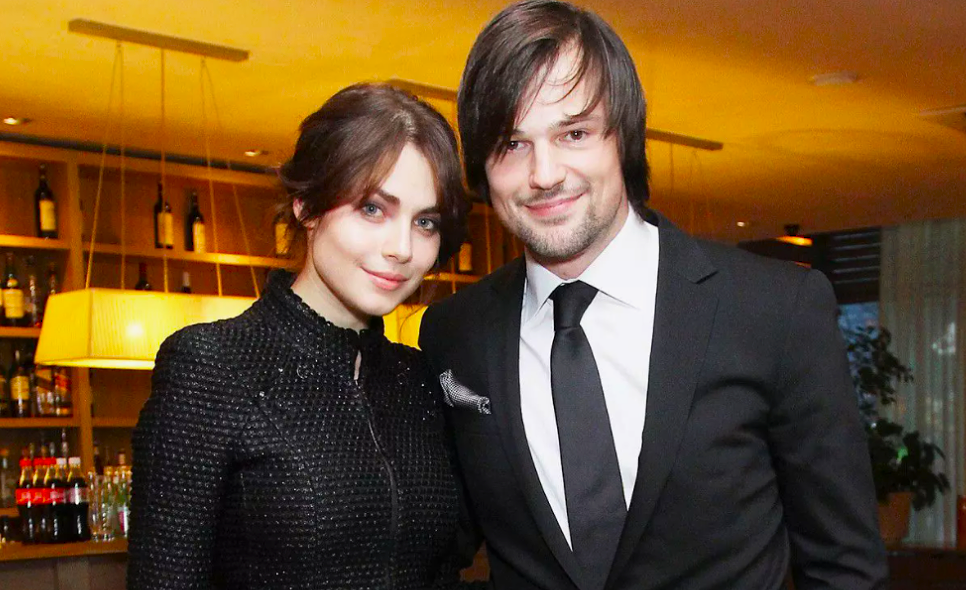 на фото Данила Козловский и Юлия Снигирь 