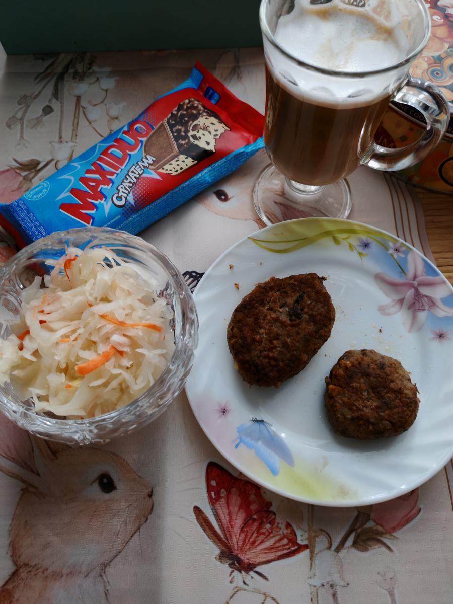 Сегодня гречаники мне ещё больше нравятся. В бокале капучино +эспрессо. Как интересно бабочки совпали на дорожке и тарелке 🦋!