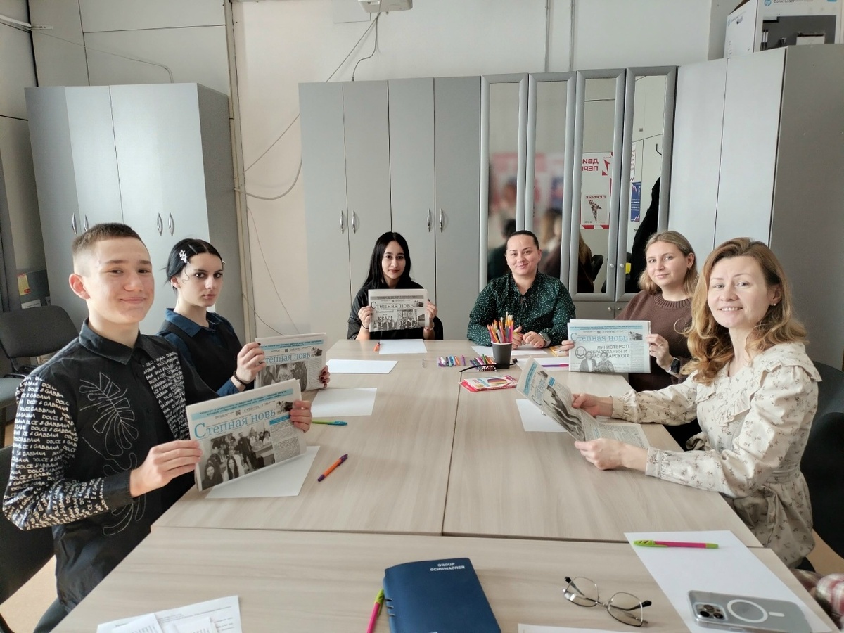  На фото старшеклассники и специалисты молодежного центра