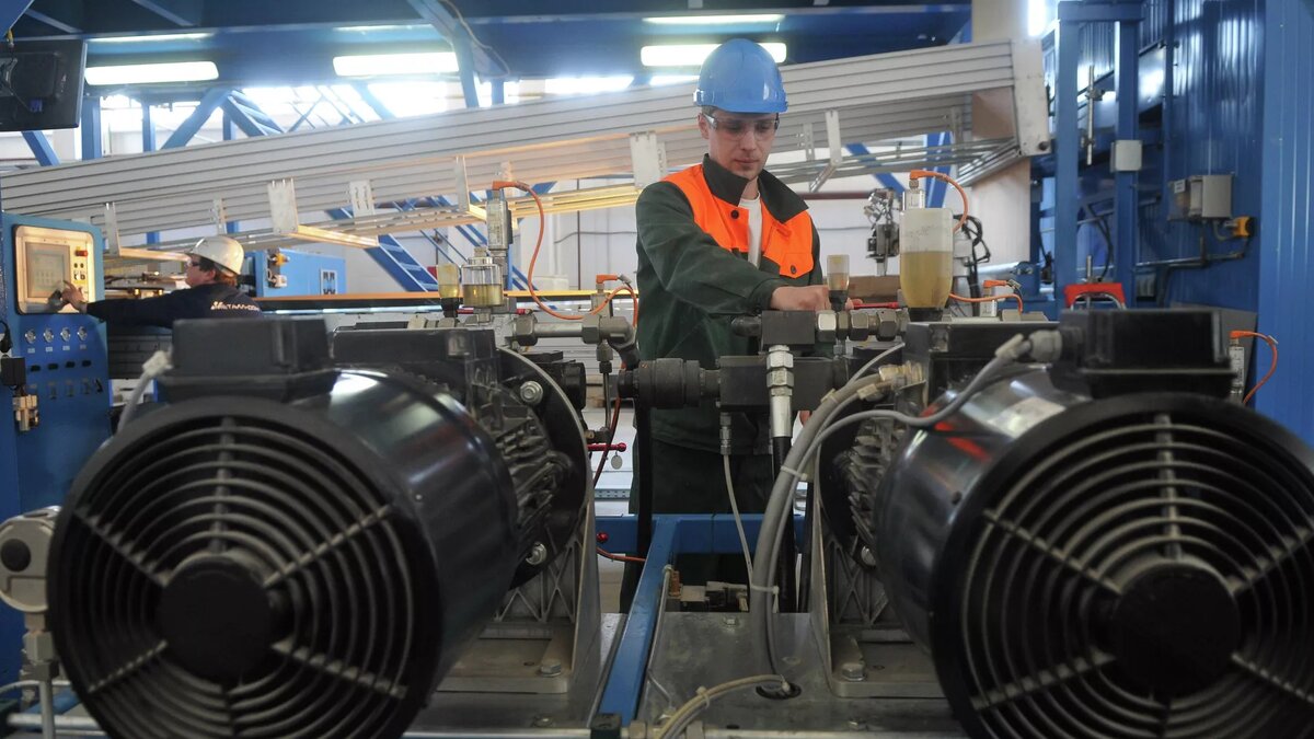 Производство сэндвич-панелей в цехе производственного комплекса, архивное фото
© Sputnik / Сергей Пивоваров