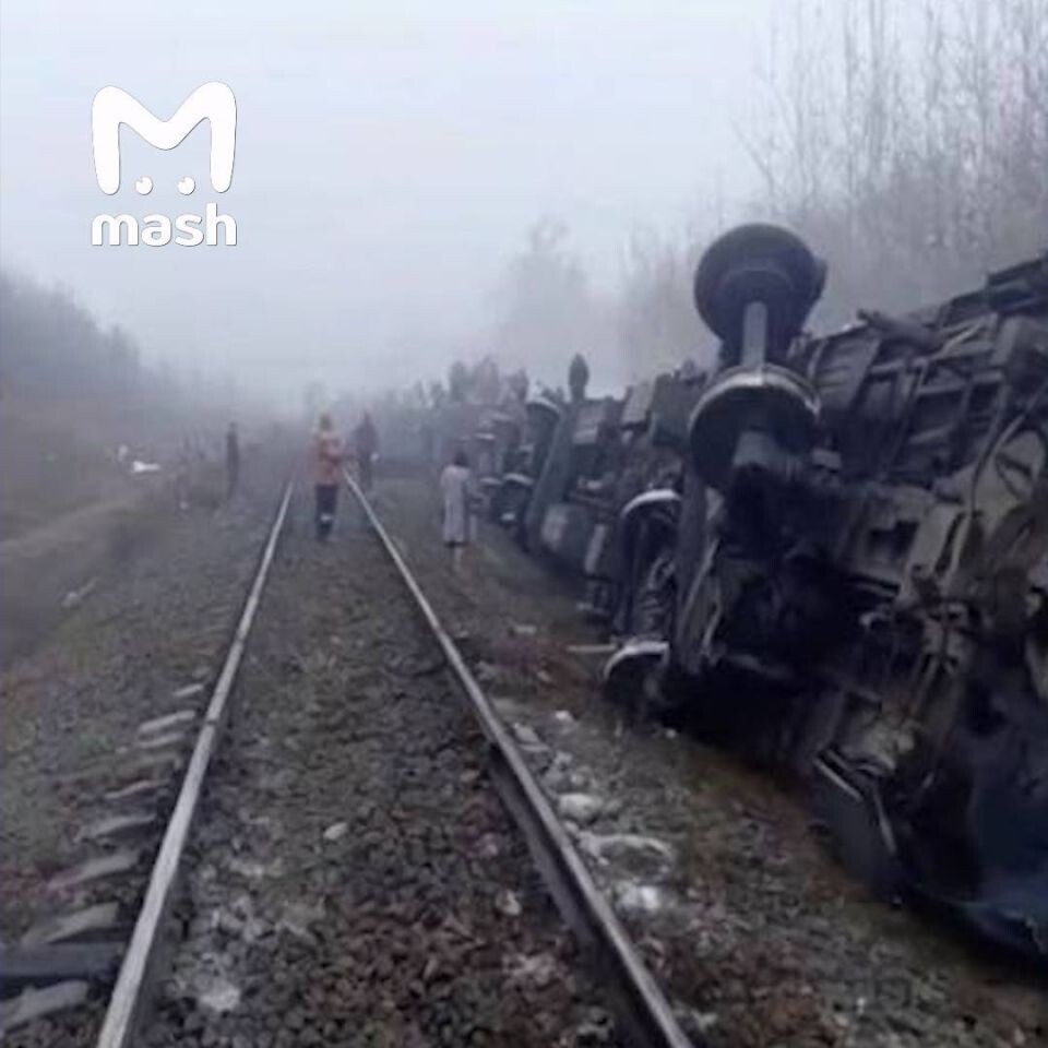    Семь вагонов пассажирского поезда Челябинск — Москва сошли с рельсов в Ульяновской области. Источник: t.me/mash