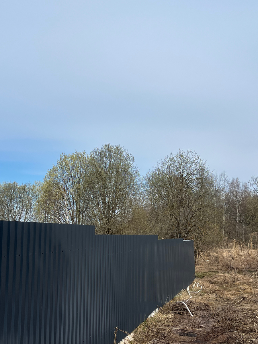 За участком