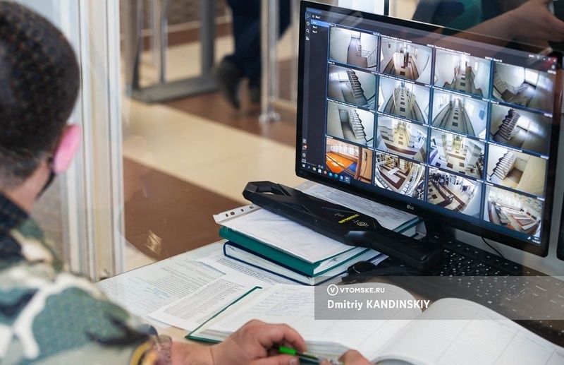 Томский студент пришел на занятия в бронежилете и с чехлом от гитары, напугав однокурсников — он назвал это шуткой