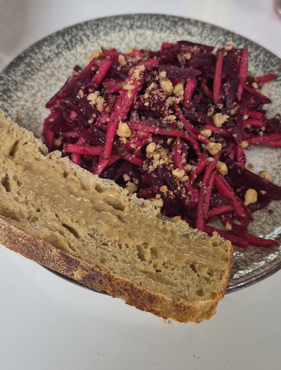 Тут мне больше всего пришелся по душе хлеб с горчицей. Свеклу я люблю не очень, если уж честно. 