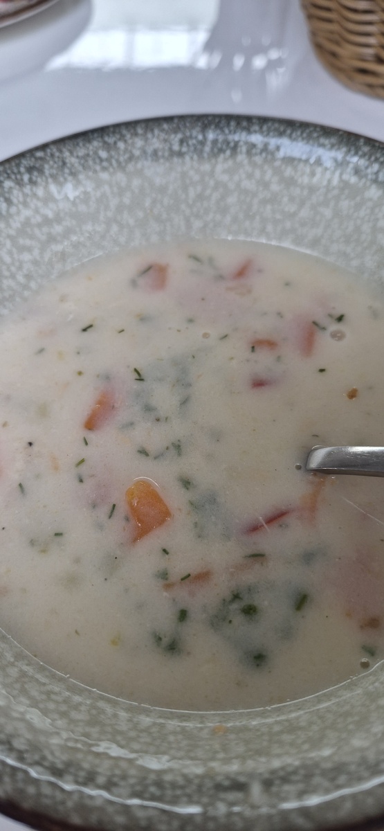 Суп, помимо того, что был рыбным, оказался еще и сливочным. Чем-то напомнил финскую уху, в общем, получил высший бал из возможных. 