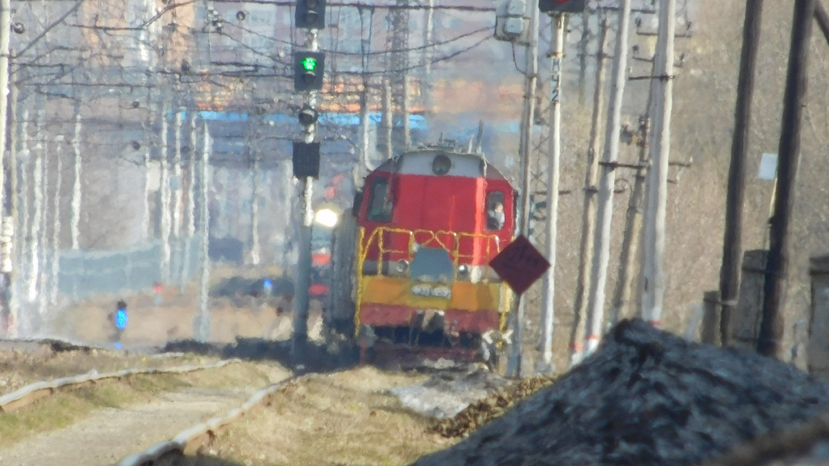 Тепловоз ЧМЭ3-6159 на станции «Павшино», прожектор погашен, так как он собирается следовать в обратную сторону