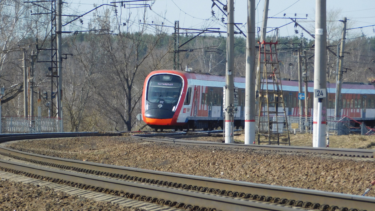 Электропоезд «Иволга 2.0» на втором диаметре, выходит из кривой на Красногорскую