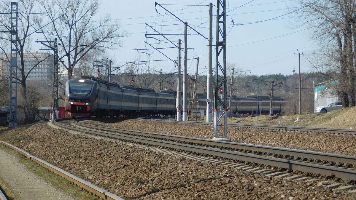 ЭП2ДМ-0921 выходит из-за кривой со стороны платформы «Красногорская»