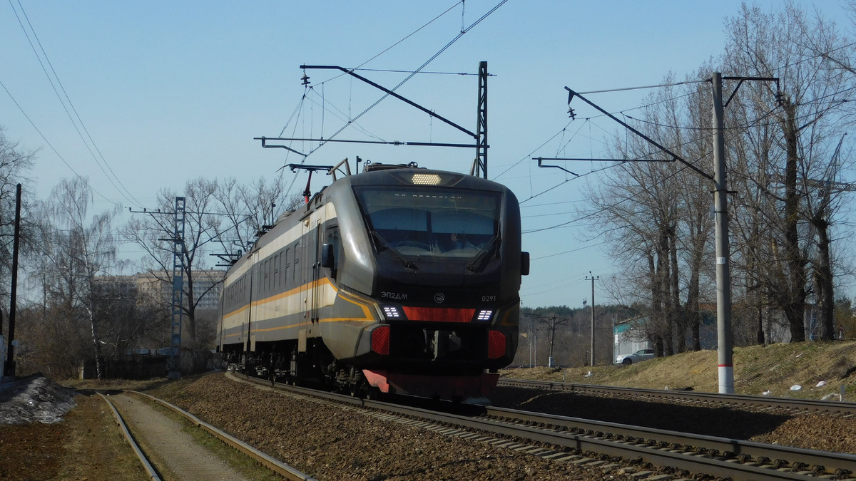 Чуть ближе, ЭП2ДМ-0291 и (судя по стороне упраления) приветливый жест помощника машиниста