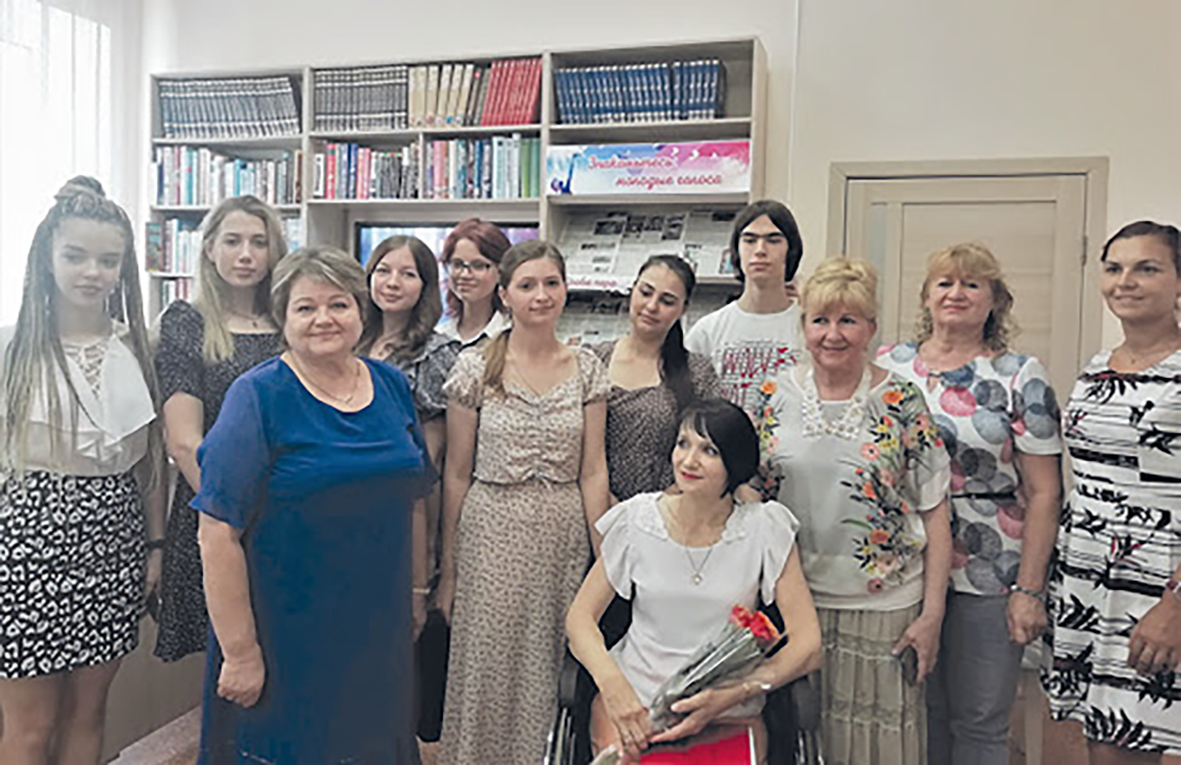 Елена Анатольевна Букурова в центре с цветами