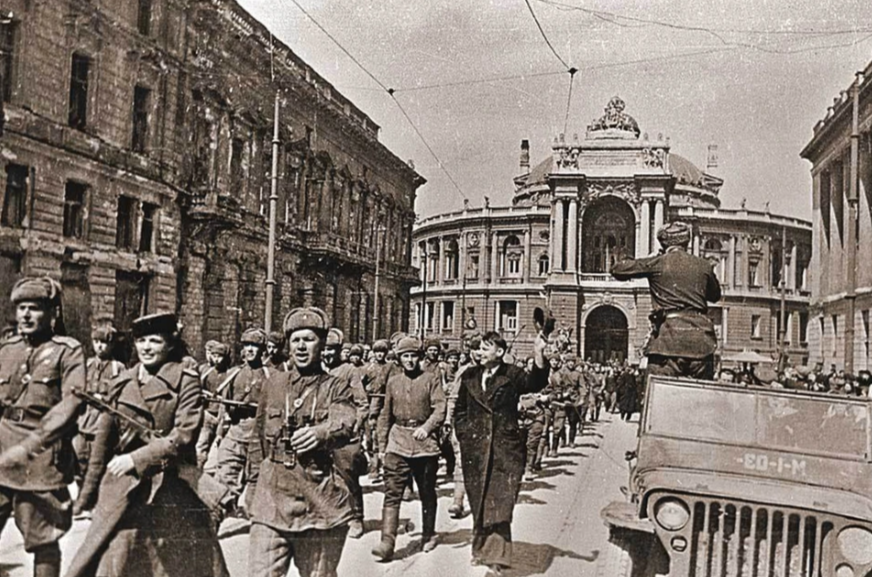 Войска 3-го Украинского фронта Родиона Малиновского входили в спасенную Одессу, не дав фашистам взорвать Оперный театр