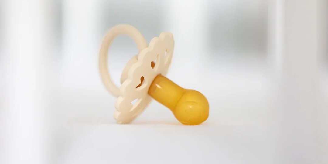 Опасность пустышки для ребенка: правда и мифы