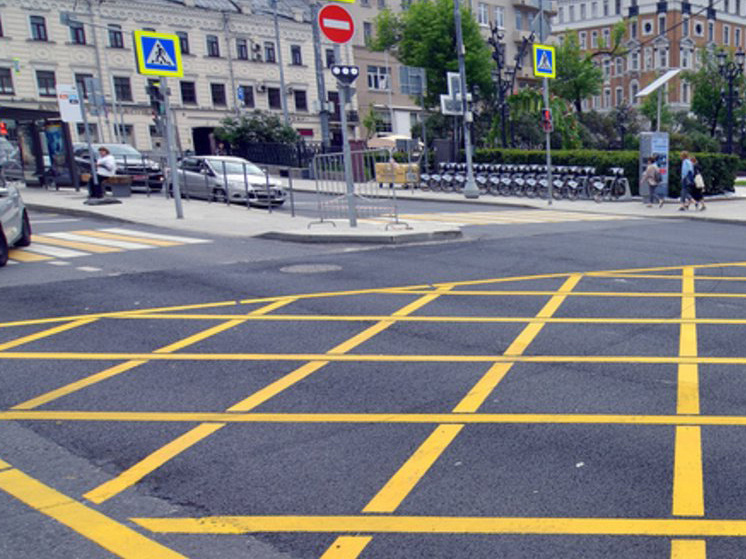 Перекресток с вафельной разметкой