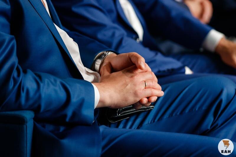    ЕАН. Человек сложил руки