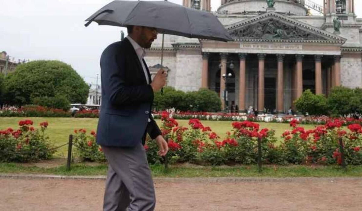     Мужчина под зонтом в Петербурге. Источник: spb.kp.ru Автор фото: Артём Килькин