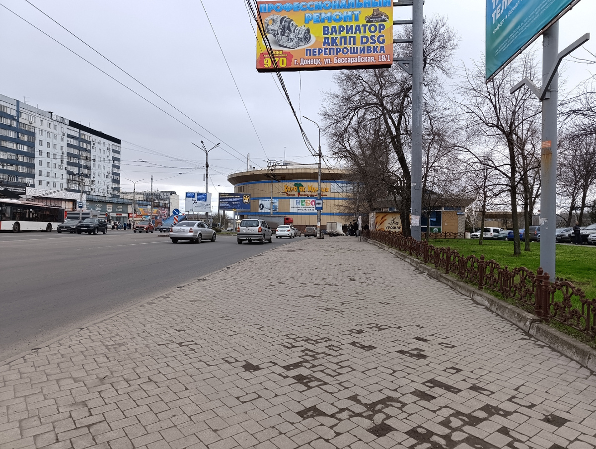 Начало улицы Университетская возле Городского Сада и ТРЦ "Золотое Кольцо".