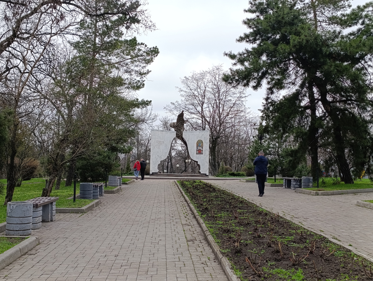 Памятник ликвидаторам аварии на Чернобыльской АЭС (26 апреля 1986 года).