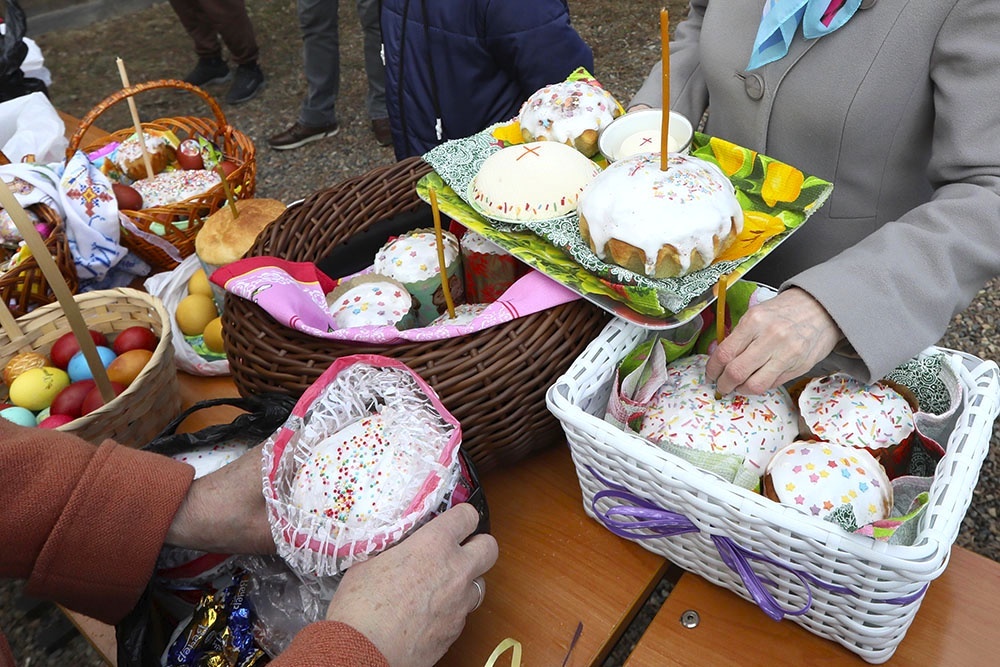    В Пасху верующие встречают духовное обновление, всепрощение и любовь. Празднование включает богослужения, освящение куличей и яиц, семейные встречи. / Фото: Илья Наймушин/РИА Новости