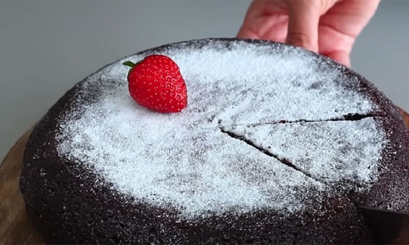 Влажный шоколадный пирог на сковороде: простой рецепт для сладкоежек без хлопот