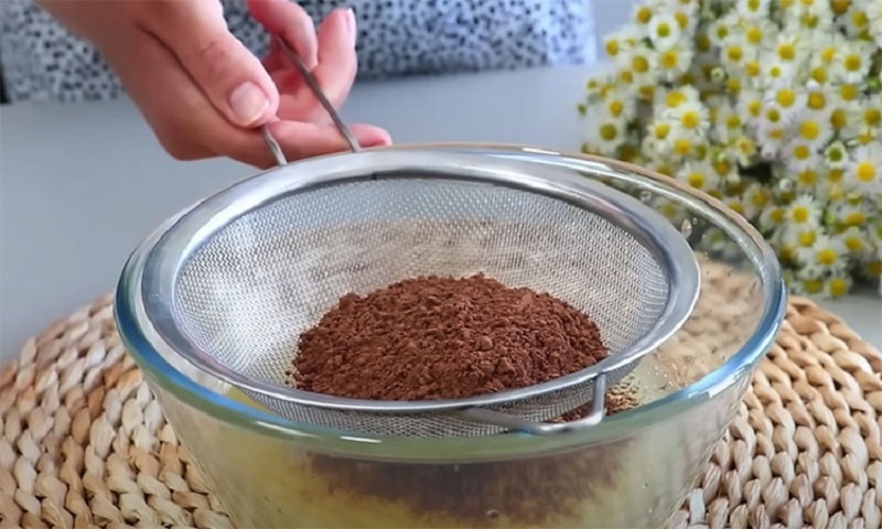 Влажный шоколадный пирог на сковороде: простой рецепт для сладкоежек без хлопот