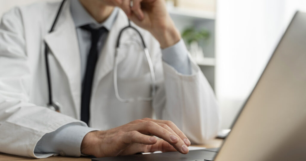 На Алтае вводят единый стандарт одежды медиков