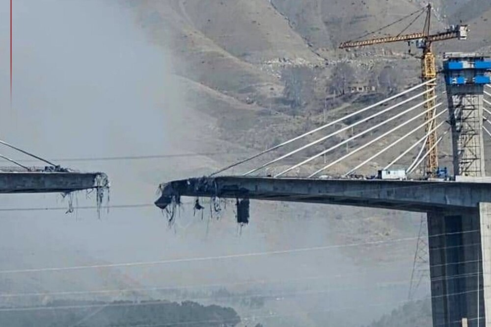    США и Израиль нанесли удар по иранскому городу Кередж, в результате чего был разрушен признанный «инженерным шедевром» мост. Кадр видео