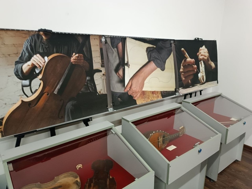    В Станице Луганской открылась уникальная выставка скрипок монастырских мастеров. ФОТО: Минкультуры ЛНР