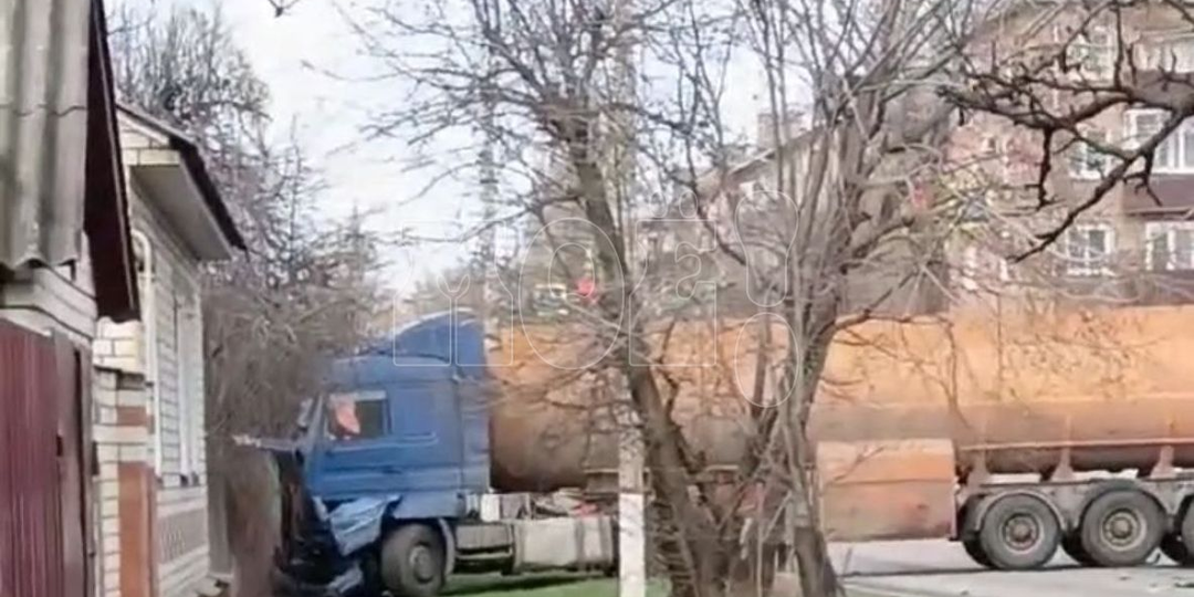 Бензовоз протаранил забор и задел две легковушки в Воронежской области