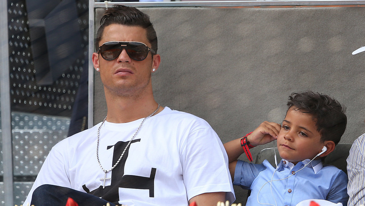    Криштиану Роналду с сыном в 2014 году. Getty Images