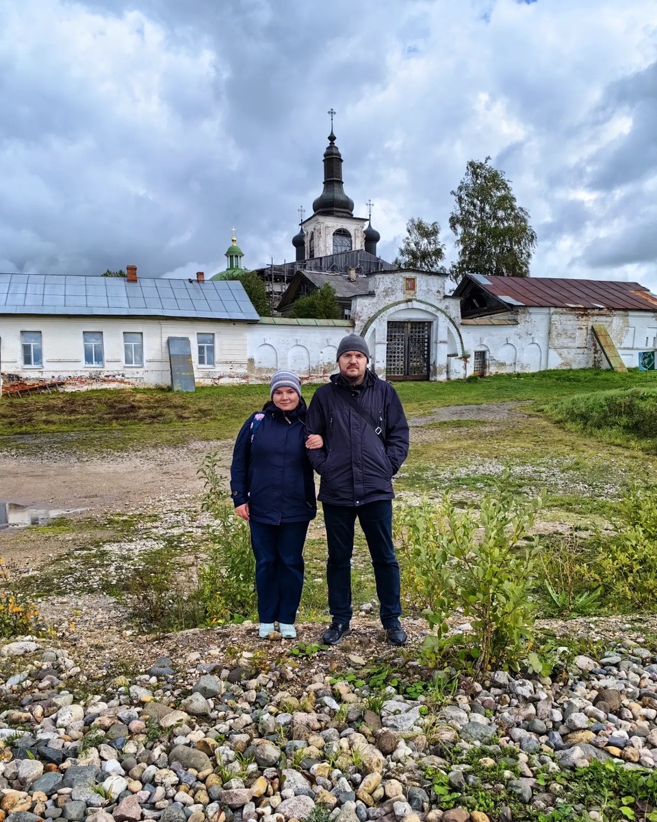На берегу реки Шексны у монастыря.