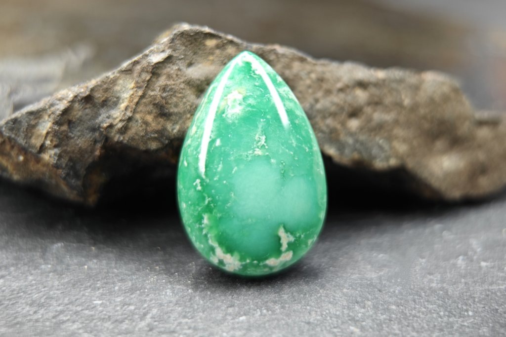 Варисцит кабошон груша 25х16 мм