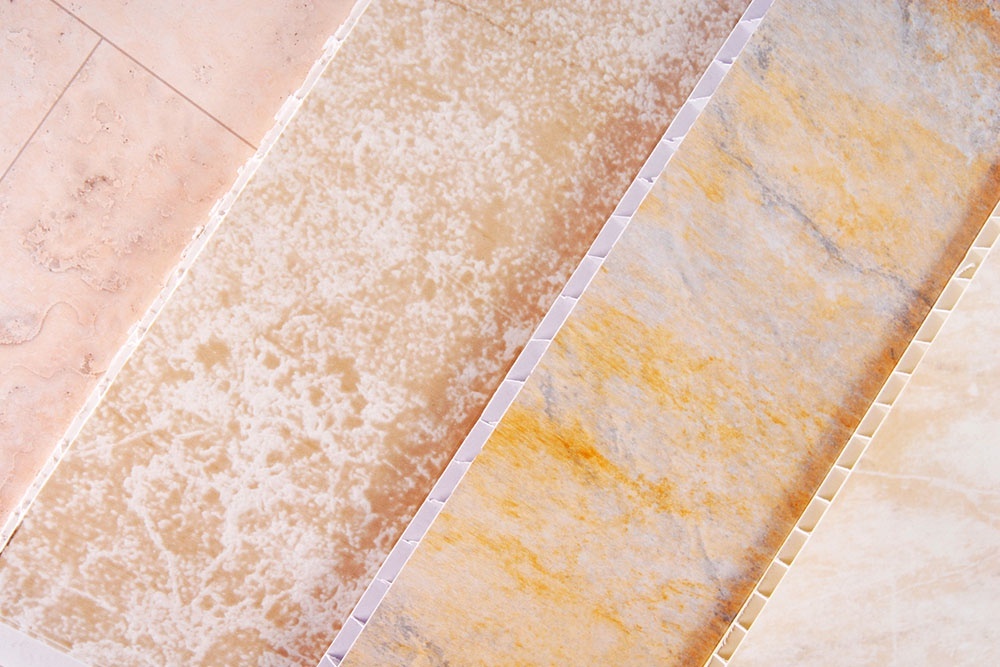    ПВХ-панели - влагостойкий материал для стен. Подходят для ванной, санузла, кухни. Выпускаются в виде листов и реек. / Фото: iStock