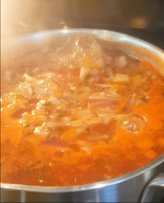 Готовые щи с курицей — прозрачный бульон, яркие овощи и нежное мясо. Никакой «каши» из зажарки.